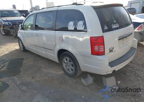 2010 Chrysler Town & Country Touring z USA, uszkodzony, nr VIN 2A4RR5D10AR413695